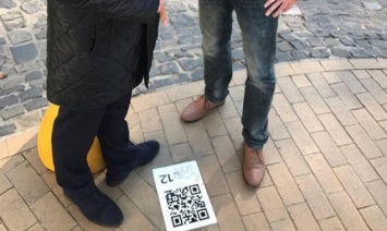 На Андреевском спуске вмонтировали специальную брусчатку с QR-кодами для туристов (фото)