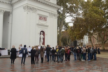 «Не травите детей»: одесситы протестуют против огромных кондиционеров в Аркадии