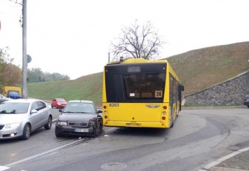 Таксист на евробляхе протаранил автобус (фото)