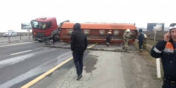 В Ростовской области опрокинулся бензовоз