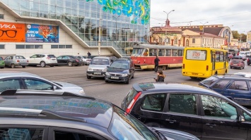 В Днепре напротив ТЦ «Приозерный» столкнулись Chevrolet и Renault: движение трамваев парализовано