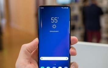 "Дырявый" экран: в Сети показали фото Galaxy S10