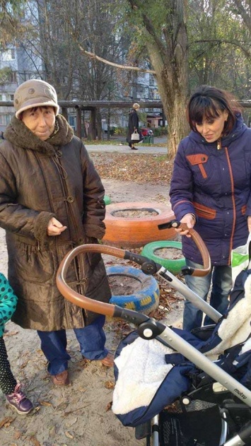 На Тополе дамочки пытались завладеть коляской, усадив в нее своего ребенка, -соцсети