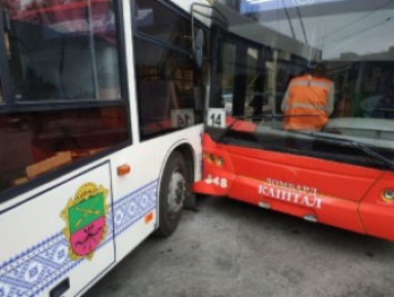 В Запорожье автобус врезался в троллейбус (фото)