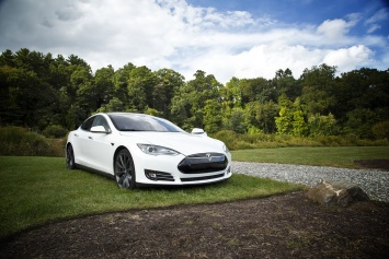 Автомобили Tesla скоро можно будет «водить» со смартфона