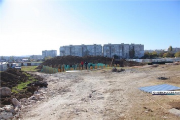 В микрорайоне «Марат» в Керчи строят жилой комплекс с торговым центром и бассейном под открытым небом