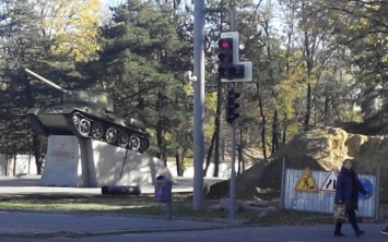 Вандалы осквернили памятник-танк в Днепре