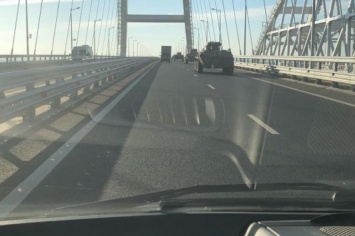 Россия перебросила колонну военной техники в Крым по «Керченскому мосту»