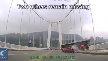 В Китае автобус рухнул с моста из-за драки водителя и пассажирки