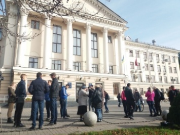 На митинг против повышения тарифов на проезд в Запорожье вышло всего около 20 человек - ФОТО