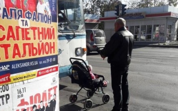 В знак протеста херсонец перегородил проезжую часть коляской с ребенком