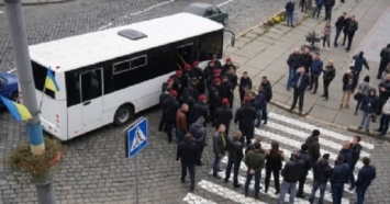 В Черновцах "бритоголовые титушки СБУ" устроили пикет против Тимошенко (ВИДЕО, ФОТО)