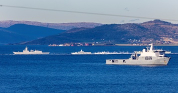 Российский Ту-142 пролетел вблизи командного корабля ВМС США у берегов Норвегии