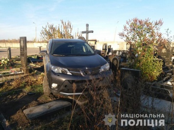 "Мне перебежали дорогу". Разрушивший 10 могил священник их Харькова рассказал свою историю