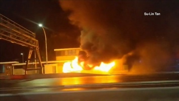В Сиднее сгорел автобус молодоженов и поджег здание