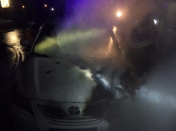 Ночью на стоянке загорелись два автомобиля: спасатели боролись с пожаром почти час