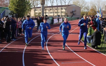 Флеш-моб со словом "Крым" на чепионате юных легкоатлетов в Лазурном