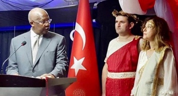 Неудобно вышло: Турция отозвала посла из-за нелепого костюма