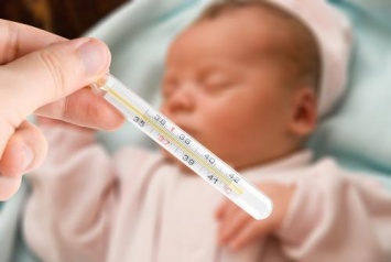 Материнская паника способна навредить ребенку больше температуры - педиатр