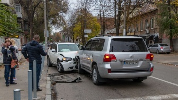 В центре Днепра столкнулись Lada, Toyota и BMW: движение затруднено