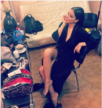 Украинская певица Ани Лорак опубликовала фото из гримерки в колготках и халатике