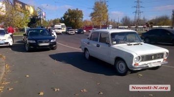 В Николаеве у автовокзала «Хюндай», буксировавший «ВАЗ», врезался в «Хонду»: огромная пробка