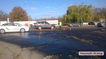 В Николаеве бензовоз пробил цистерну: улицу залило топливом