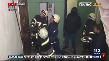 Силовики выламывают дверь в квартиру матери погибшей Ирины Бережной. Для обыска в деле о сепаратизме
