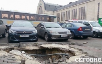 Возле центрального ж/д вокзала Киева образовалась яма