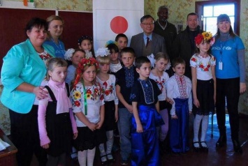 Посол Японии осмотрел отремонтированную на Луганщине школу