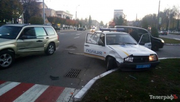 Девушка на Subaru въехала в полицейский автомобиль (фото)