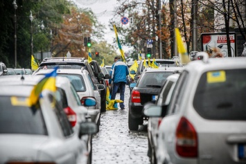 Люди возмущены. Протестующие "евробляхеры" заблокировали проезд в центре Киева