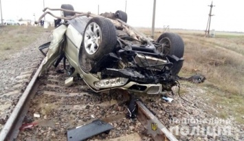 В Запорожской области "БМВ" на рельсах заблокировал движение поездов на три часа