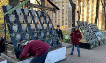 В центре Киева начался демонтаж памятника Небесной сотне для проведения следственных действий (фото)