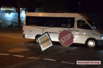 В центре Николаева автомобиль снес светофор - движение больших авто заблокировано