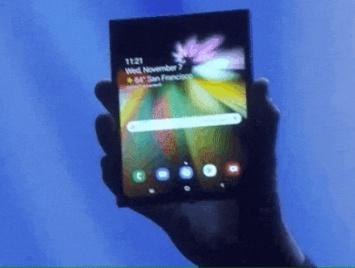 Samsung показала свой первый складной смартфон с гибким экраном