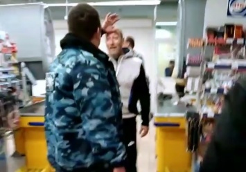 В Павлограде посетители магазина подрались с охраной и полицией (ВИДЕО)