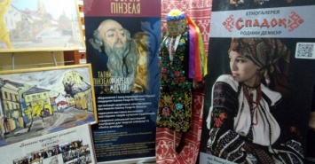 В библиотеке Белинского представили выставку о творчестве Пинзеля и костюмы давней эпохи