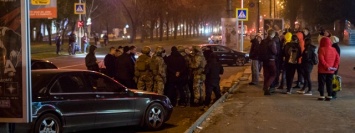 В Днепре на проспекте Поля полиция и спецназ штурмовали Audi