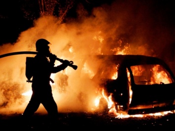 Вокруг пламя: пожар у «Арены-Львов» повредил четыре автомобиля