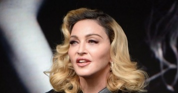 Мадонна показала архивное фото с голой грудью