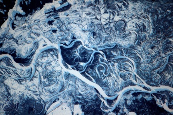 "Эта река напоминает картину Хокусая". На сайте NASA опубликовали фото зимнего Днепра, сделанные астронавтом из космоса