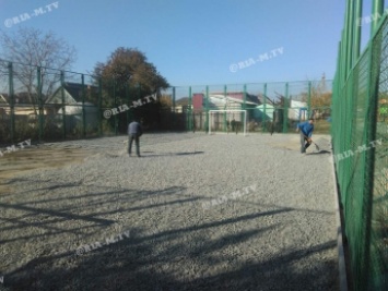 В Мелитополе строят еще одно футбольное поле с искусственным покрытием (фото)