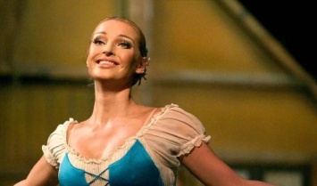 Анастасия Волочкова упала на сцене, наступив на шлейф платья