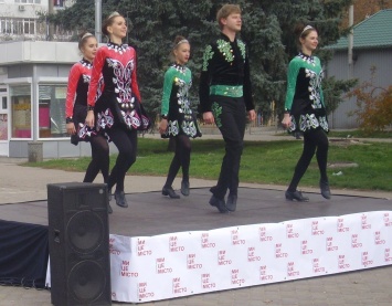 В Запорожье выступили танцоры с застенчивыми коленками