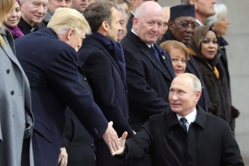 Путин приехал последним на церемонию в Париже и показал Трампу большой палец. Видео