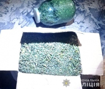 Жительница Запорожской области хранила марихуану в трехлитровых банках