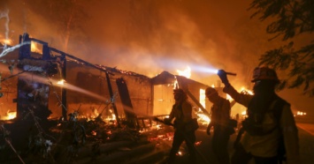 Голливуд в огне: звезды показали свои сгоревшие дома