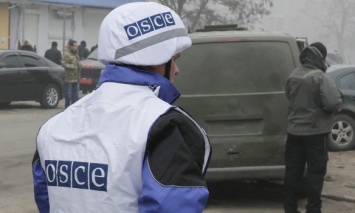 Наблюдатели ОБСЕ видели у "избирательных участков" в псевдореспубликах вооруженных автоматами людей