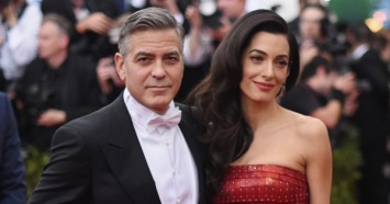 Амаль Клуни попала в объективы фотографов вместе с годовалым сыном
